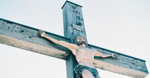 A powerful statue of Jesus on the crucified on the cross.